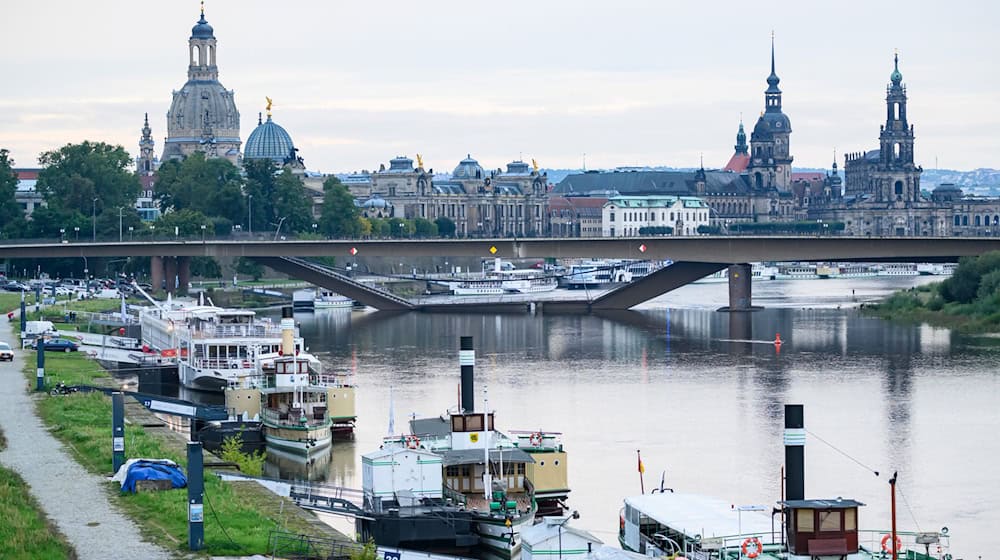 Der westliche Brückenzug liegt zum Teil in der Elbe. / Foto: Robert Michael/dpa