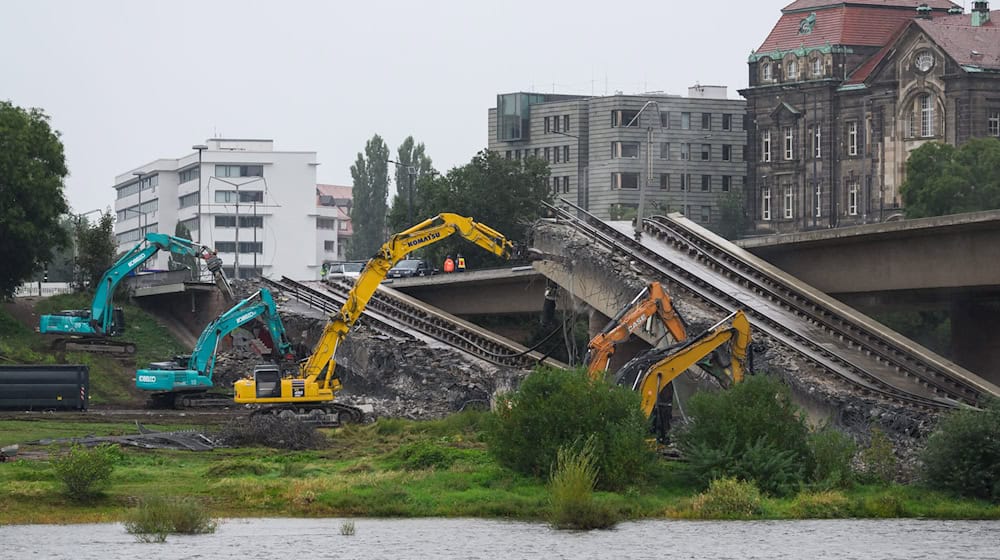 Mit Baggern werden weitere Teile der eingestürzten Carolabrücke abgerissen. / Foto: Robert Michael/dpa