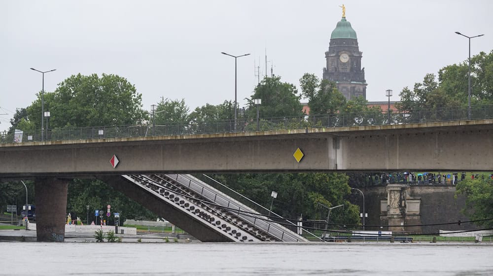 View of the collapsed part of the Carola Bridge and the town hall tower behind it. (Archive photo) / Photo: Robert Michael/dpa