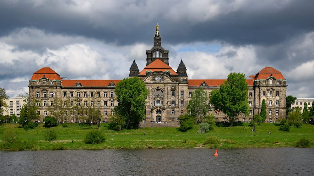 Die Sächsische Staatskanzlei ist Schauplatz für ein erstes Treffen der potenziellen Koalitionsparteien zu dritt. (Archivbild) / Foto: Robert Michael/dpa