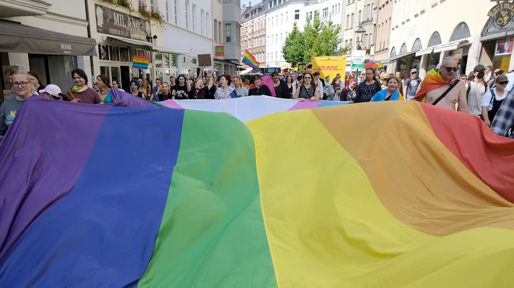 CSD in Zwickau runs smoothly despite right-wing protests / Photo: Sebastian Willnow/dpa