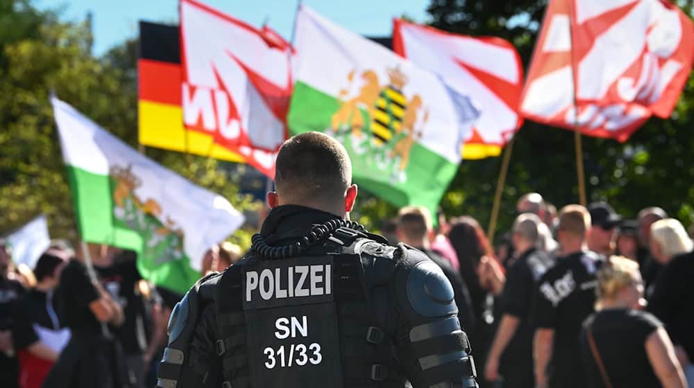 A police officer observes the right-wing counter-protest.  / Photo: Heiko Rebsch/dpa