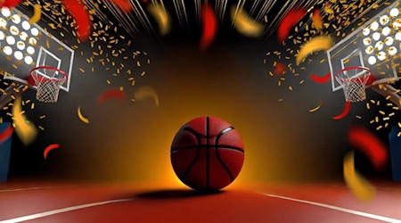 Basketball auf einem Spielfeld umgeben von Konfetti