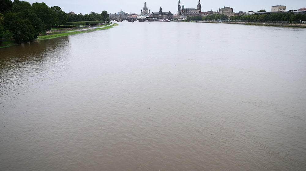 Dresden ruft eine höhere Warnstufe aus - der Wasserstand steigt weiter an. / Foto: Robert Michael/dpa