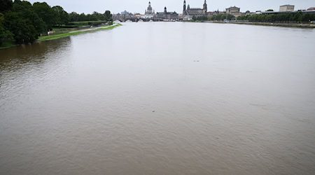 Dresden ruft eine höhere Warnstufe aus - der Wasserstand steigt weiter an. / Foto: Robert Michael/dpa