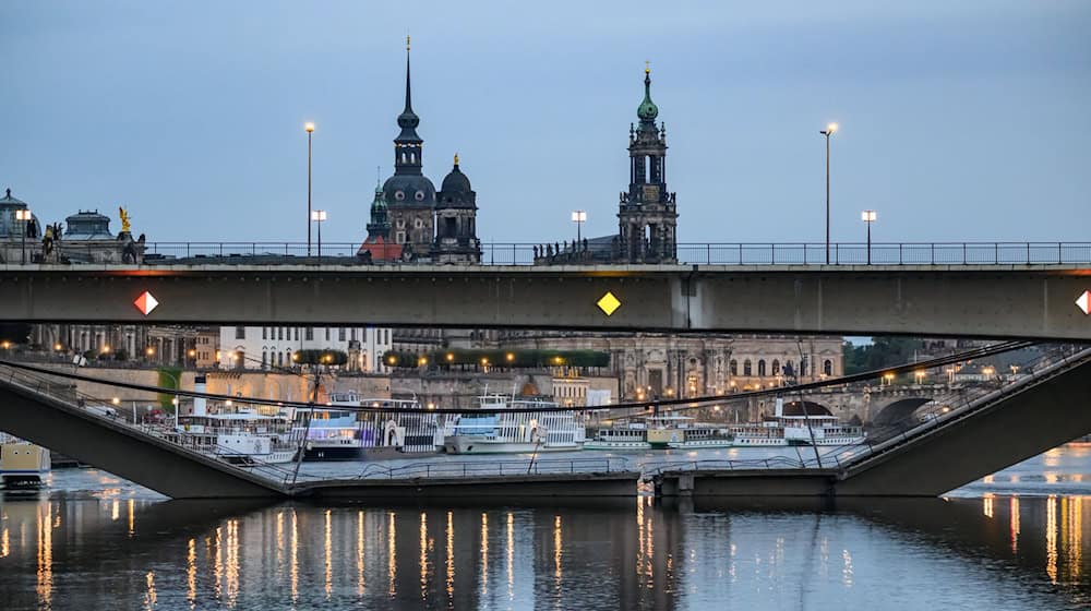 Fortunately, a streetcar was not on the bridge at the time / Photo: Robert Michael/dpa