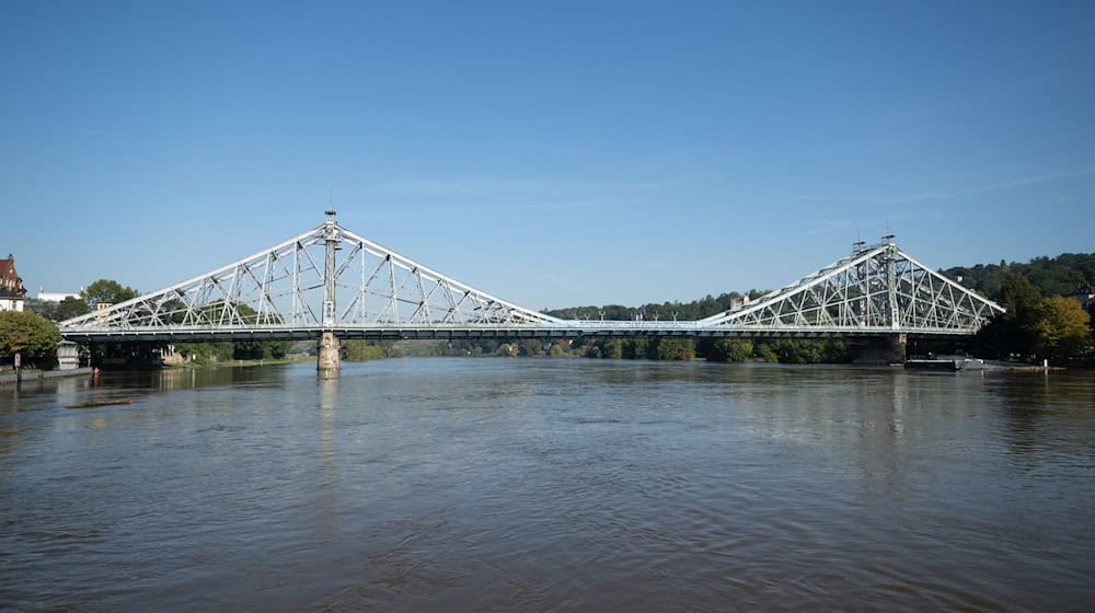 Die berühmte Dresdner Elbbrücke Blaues Wunder mit Hochwasser. / Foto: Sebastian Kahnert/dpa