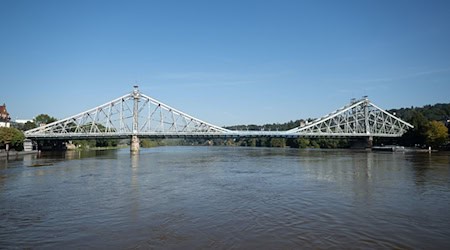 Die berühmte Dresdner Elbbrücke Blaues Wunder mit Hochwasser. / Foto: Sebastian Kahnert/dpa