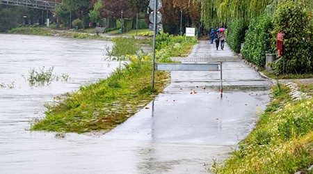 Ein Ufer der Inn in Passau ist überschwemmt. / Foto: Armin Weigel/dpa