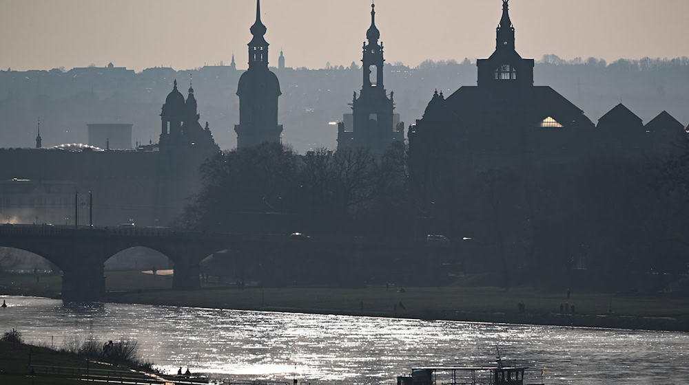 Hochwasser an der Elbe erwartet: Eine Fähre in Dresden-Johannstadt stellt den Betrieb vorsorglich ein. (Archivbild) / Foto: Robert Michael/dpa