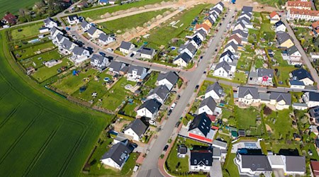 Ein Teil der Immobilieneigentümer in Sachsen legte gegen die neuen Grundsteuerbescheide Einspruch ein. (Archivbild) / Foto: Jan Woitas/dpa/dpa-tmn