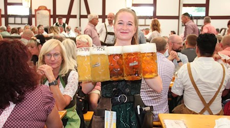 Nachschub für Bierhungrige: Katharina Höhn serviert mehrere Maßkrüge bei der «Sternquell-Wiesn» in Plauen. / Foto: Katrin Mädler/dpa-Zentralbild/dpa