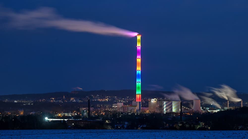 Der mehr als 300 Meter hohe Schlot in Chemnitz gilt als Sachsens höchstes Kunstwerk. Das Kraftwerksareal zu seinen Füßen wird 2025 zu einer temporären Galerie für zeitgenössische Kunst. (Archivbild) / Foto: Hendrik Schmidt/dpa