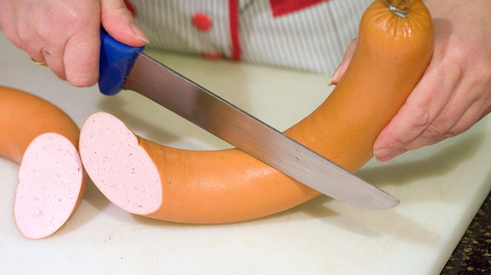 Die «Gut&Günstig Delikatess Geflügel-Fleischwurst» in der 400-Gramm-Packung wurde bei der Herstellung teilweise nicht erhitzt. (Symbolbild) / Foto: Friso Gentsch/dpa