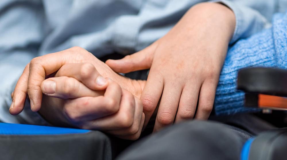 Gut 2.500 Ehrenamtliche engagierten sich 2023 bei den ambulanten Hospizdiensten (Symbolbild). / Foto: Frank Hammerschmidt/dpa