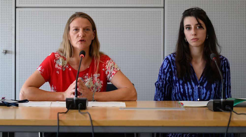 Nach der Wahlniederlage zeigt sich das Führungsduo der sächsischen Grünen sichtlich enttäuscht. / Foto: Robert Michael/dpa