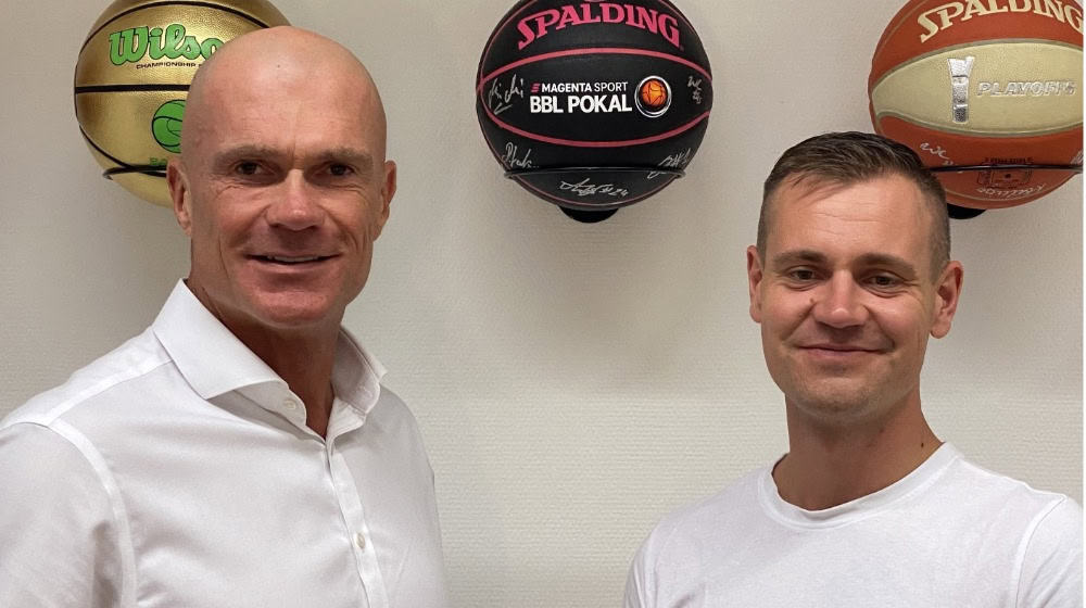 Henry Spieler mit Felix Linke, Marketing Manager der NINERS Chemnitz / Bild: Spielbanken Sachsen