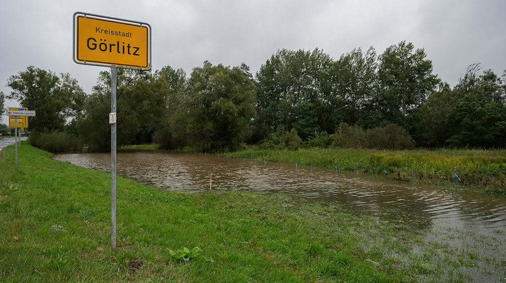 Die Neiße ist in Görlitz über die Ufer getreten.  / Foto: Paul Glaser/dpa