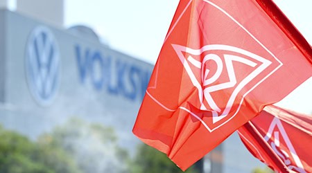 Una bandera sindical ondea frente a la planta de VW en Zwickau / Foto: Hendrik Schmidt/dpa