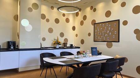 Am 4. September 2024 geschah im Landkreis Mittelsachsen etwas ganz Besonderes: Ein glücklicher Spieler gewann in der ersten Gewinnklasse bei Spiel 77 stolze 3.577.777 Euro. Jetzt stattete er der neuen Sachsenlotto-glüXlounge einen Besuch ab.