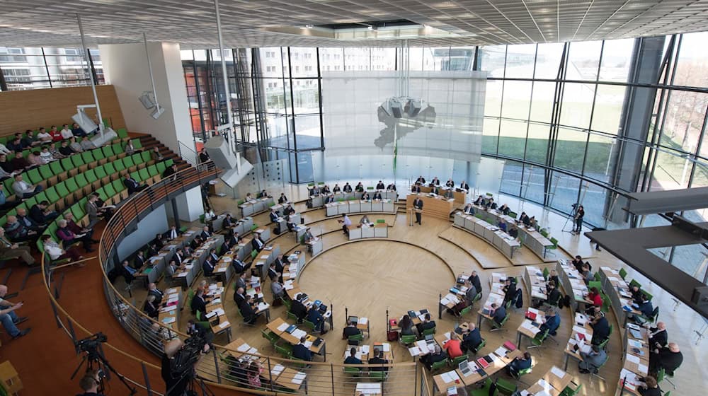 In Sachsen nehmen Parteienvertreter am Tag nach der Wahl Stellung zum Abscheiden ihrer Partei. (Archivbild) / Foto: Sebastian Kahnert/dpa-Zentralbild/dpa