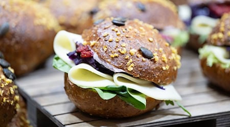 Frische belegte Bäckerbrötchen liegen auf einem Tisch / Foto: Sebastian Kahnert/dpa