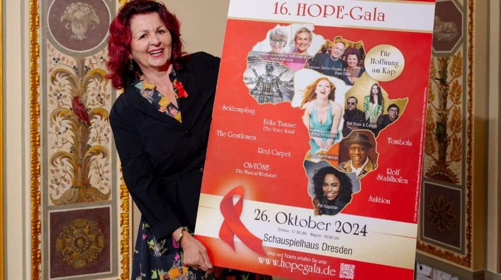 Viola Klein con el cartel de la 16ª Gala HOPE en Dresde (Foto: Marcus Hartelt)