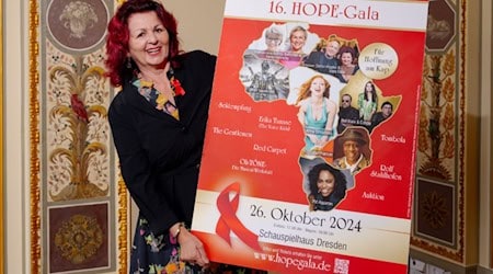 Viola Klein with poster for the 16th HOPE Gala in Dresden (Photo: Marcus Hartelt)