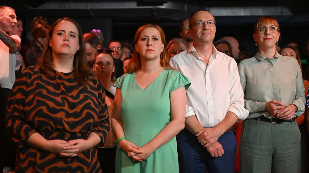 El trío dirigente del Partido Verde, Franziska Schubert, Wolfram Günther y Katja Meier, compareció en la fiesta electoral de Dresde junto a la presidenta federal del partido, Ricarda Lang / Foto: Hendrik Schmidt/dpa