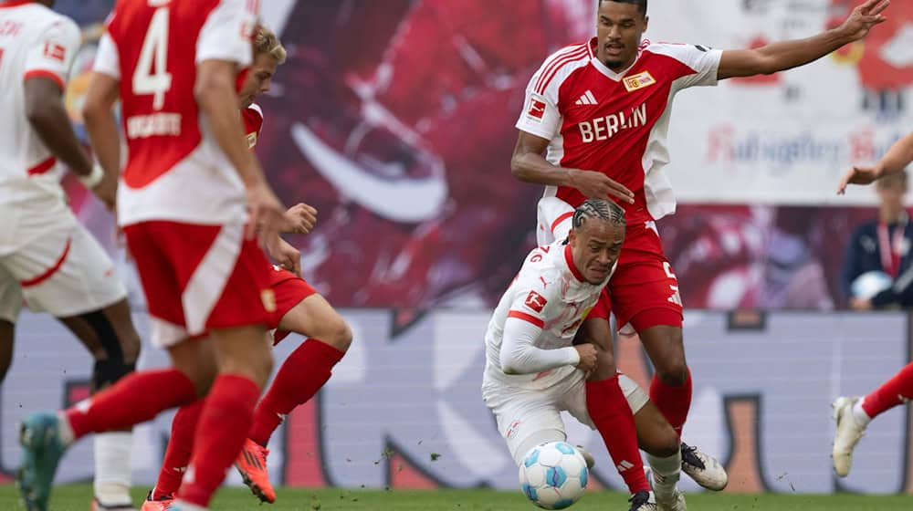 No way through: Xavi Simons (center) fails against Danilho Doekhi / Photo: Hendrik Schmidt/dpa