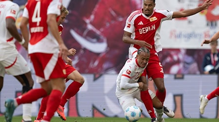 No way through: Xavi Simons (center) fails against Danilho Doekhi / Photo: Hendrik Schmidt/dpa