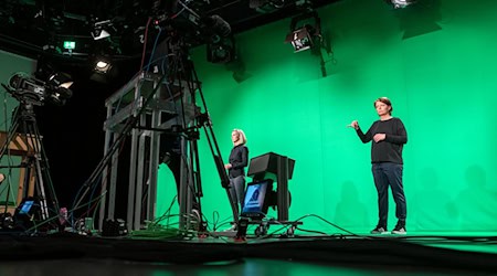 A TV film production in sign language. (Archive photo) / Photo: Hendrik Schmidt/dpa-Zentralbild/dpa