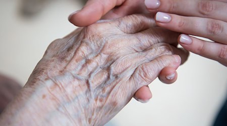 Sólo en la asistencia ambulatoria y hospitalaria se necesitarán al menos 5.000 cuidadores más en Sajonia de aquí a 2035. (Imagen de archivo) / Foto: Christophe Gateau/dpa