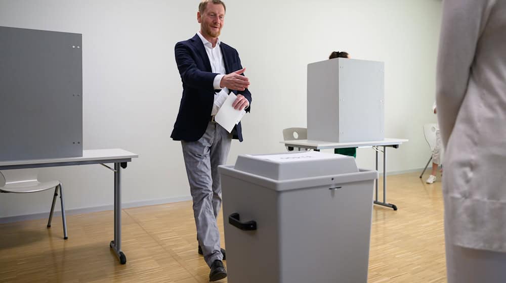 Minister-President Michael Kretschmer is optimistic when casting his vote / Photo: Robert Michael/dpa