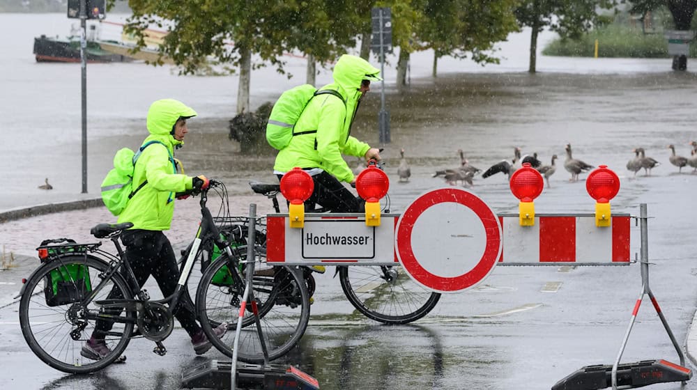 Radfahrer auf einem Parkplatz an der Elbe in Pirna am Tor zur Sächsischen Schweiz. (Foto aktuell vom 15.9.) / Foto: Robert Michael/dpa