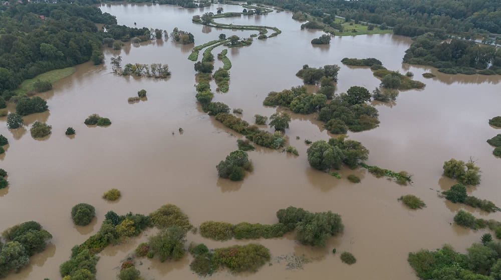 Luftaufnahme der bei Görlitz über die Ufer getretenen Neiße. / Foto: Paul Glaser/dpa