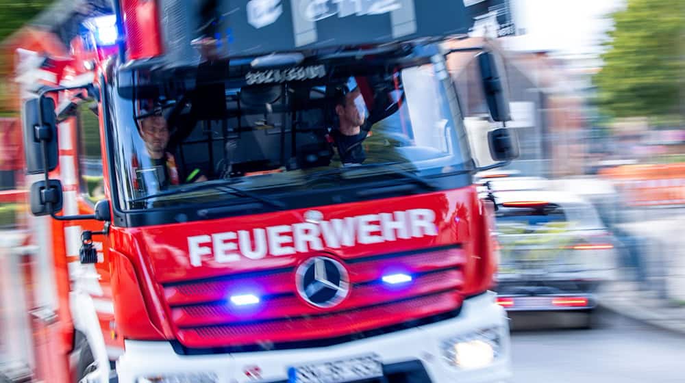 Drei Lastwagen brennen in den frühen Morgenstunden am Rand von Leipzig, die Feuerwehr löscht. (Symbolbild) / Foto: Jens Büttner/dpa