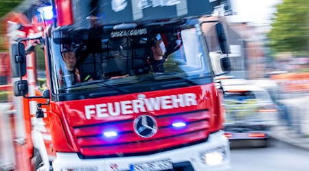 Drei Lastwagen brennen in den frühen Morgenstunden am Rand von Leipzig, die Feuerwehr löscht. (Symbolbild) / Foto: Jens Büttner/dpa