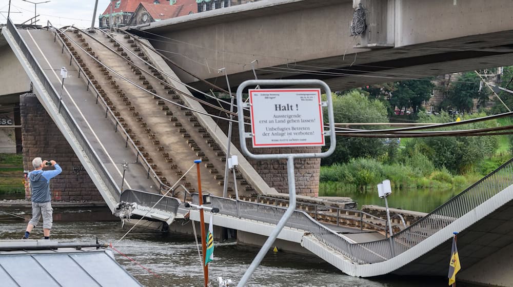 Viel Glück hatten Fahrgäste und Fahrer in Dresden - über die Brücke fuhren viele Straßenbahnen. / Foto: Robert Michael/dpa