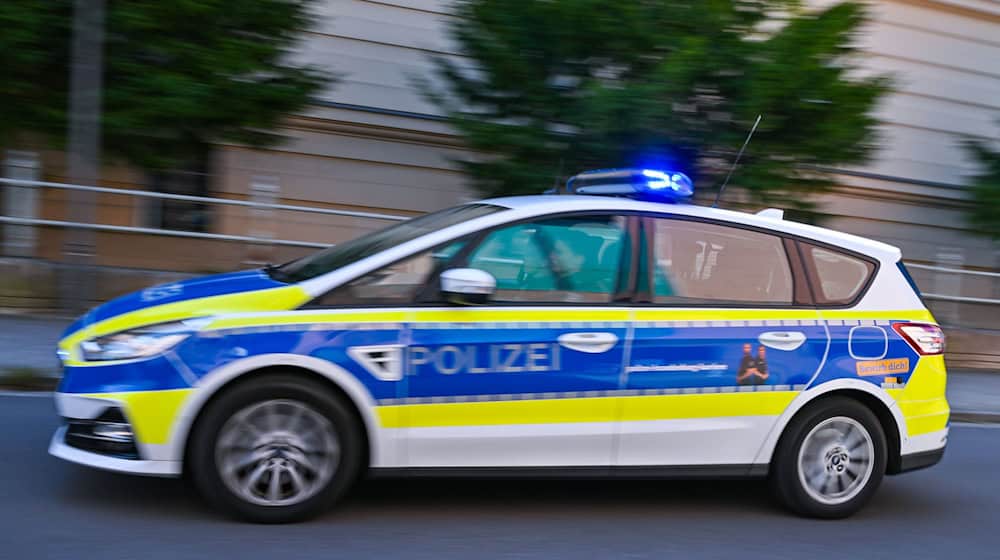 Un hombre de 35 años fue encontrado dormido contra un árbol por la policía tras conducir bajo los efectos del alcohol. (Imagen simbólica) / Foto: Patrick Pleul/dpa