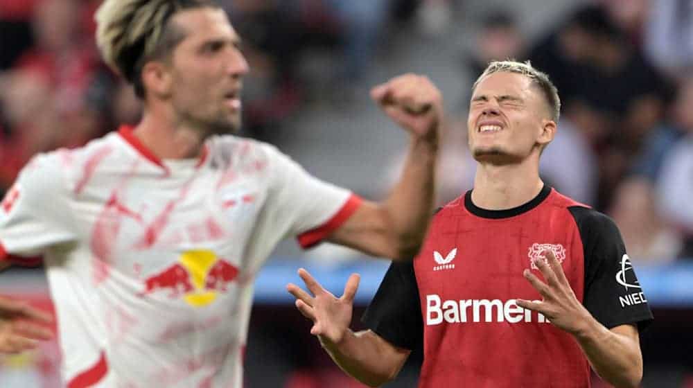 Kevin Kampl (i), del Leipzig, celebra su gol, Florian Wirtz se muestra molesto / Foto: Federico Gambarini/dpa