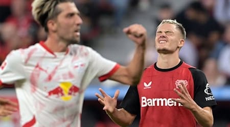 Kevin Kampl (i), del Leipzig, celebra su gol, Florian Wirtz se muestra molesto / Foto: Federico Gambarini/dpa