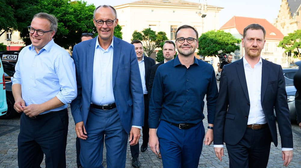 Stronski šef Friedrich Merz (CDU, 2. wotlěwa) stupi so před předsydow wuchodnych krajnych zwjazkow. (Archivbild) / Foto: Bernd von Jutrczenka/dpa