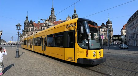 Straßenbahn vor Altstadtkulisse Dresden