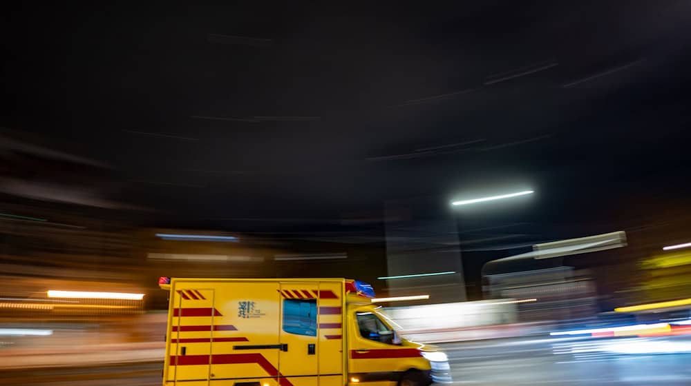 Ein Motorradfahrer muss nach einem Unfall schwer verletzt ins Krankenhaus. (Symbolbild) / Foto: Robert Michael/dpa