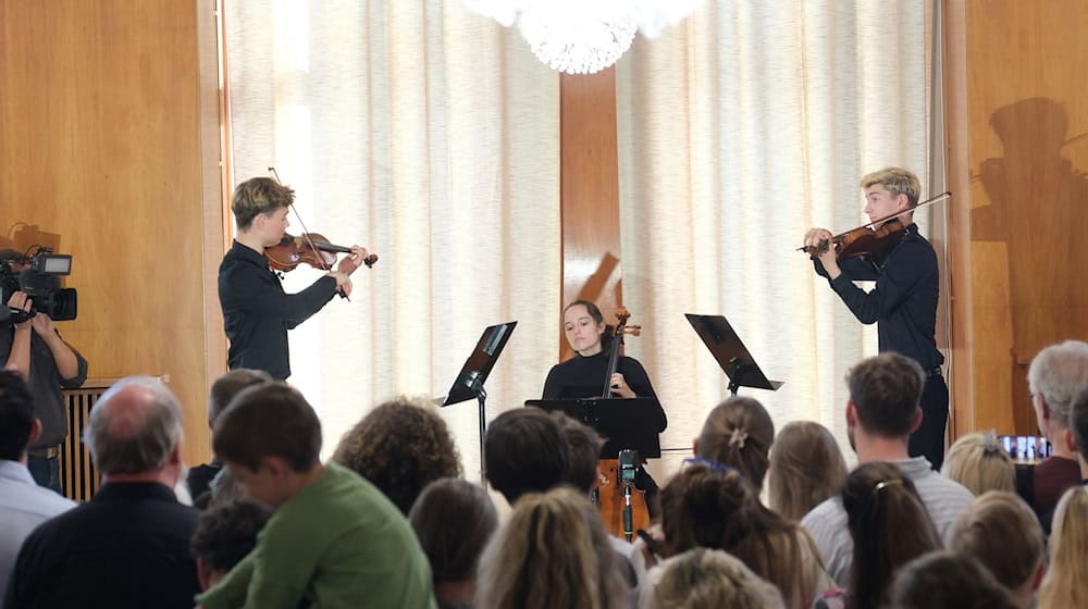 Musikschul-Absolventen spielen im Foyer der Leipziger Oper das neu entdeckte Jugendwerk von Wolfgang Amadeus Mozart / Foto: Sebastian Willnow/dpa