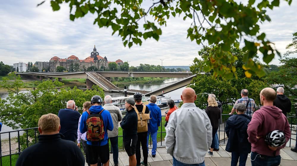 Hier fährt erstmal nichts mehr: Bis auf Weiteres bleibt die Brücke komplett gesperrt. / Foto: Robert Michael/dpa