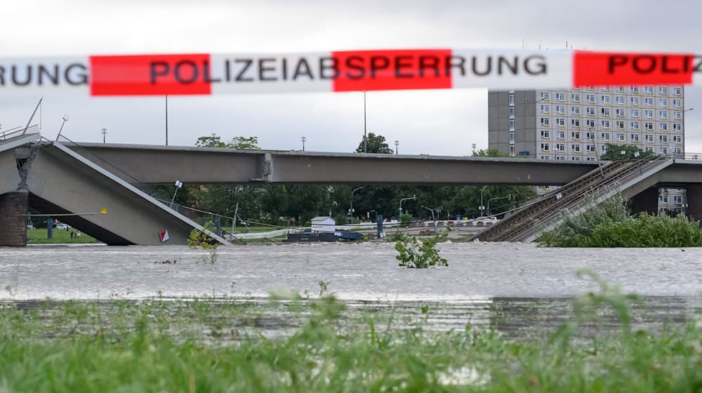 Wasser der Elbe fließt über Brückenteile der eingestürzten Carolabrücke. / Foto: Robert Michael/dpa