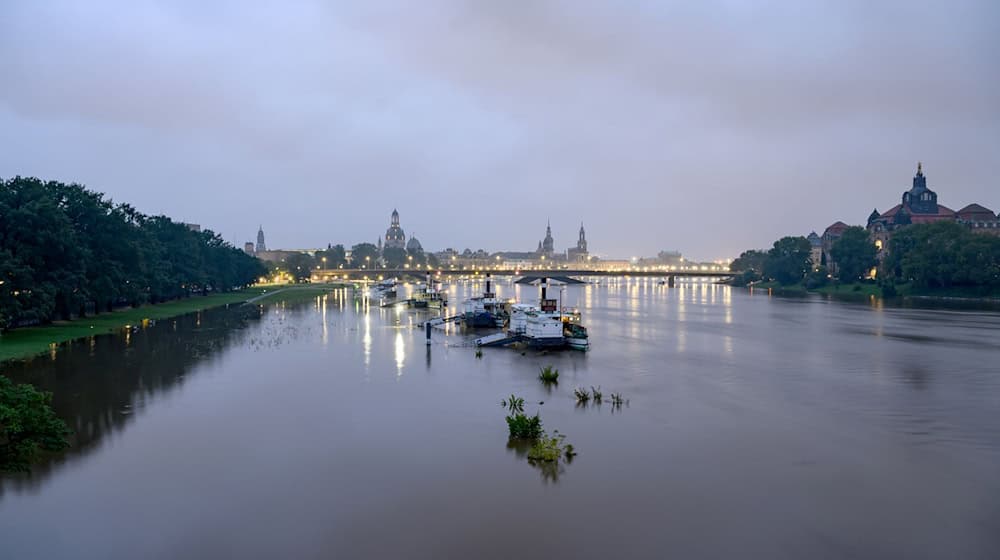 Die Pegelstände der Elbe steigen weiter langsam an. In Dresden soll bald die Alarmstufe 3 erreicht werden.  / Foto: Robert Michael/dpa