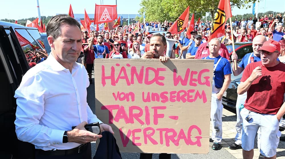 Pfiffe und «Buh»-Rufe für VW-Markenvorstand Thomas Schäfer bei seiner Ankunft in der Zwickauer Autofabrik. / Foto: Hendrik Schmidt/dpa